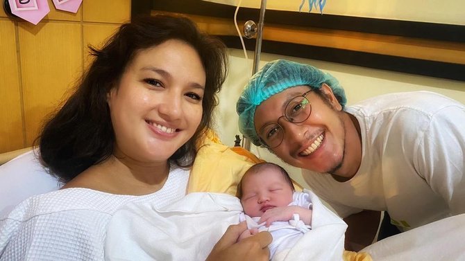 momen kelahiran anak pertama nadine chandrawinata dan dimas anggara