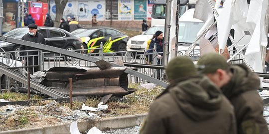 Penampakan Jembatan Kiev yang Dibom Ukraina Demi Cegah Tank Rusia