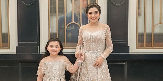 Jadi Ibu Anak 'Paling Fashionable', Ini 4 Potret Kompak Ashanty dan Arsy