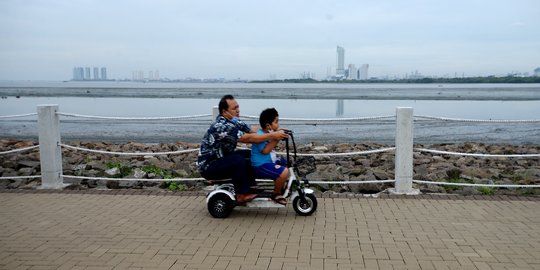 Menikmati Akhir Pekan di Pantai Maju Jakarta