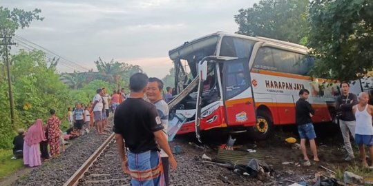 Bus Tertabrak Kereta Api di Tulungagung, 4 Orang Meninggal Dunia