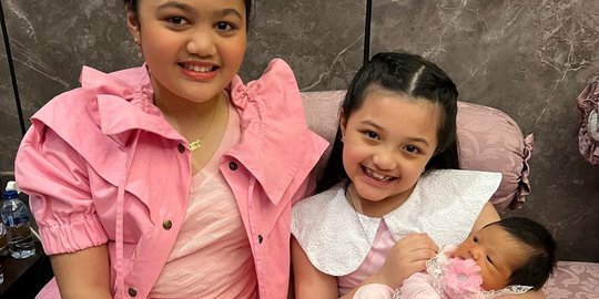 Jadi Aunty, Ini Potret Lucu Arsy dan Amora saat Gendong Baby Ameena Bikin Gemas