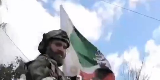 Ikut Rusia Perang, Ini Momen Tentara Chechnya Kibarkan Bendera di Markas Ukraina