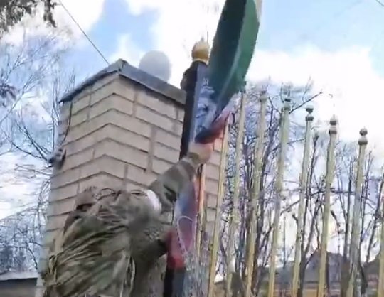 pasukan tentara chechnya kibarkan bendera di markas ukraina