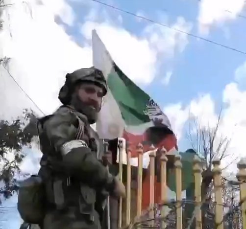 pasukan tentara chechnya kibarkan bendera di markas ukraina