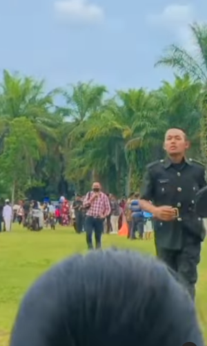tni ini lari langung peluk dan sujud
