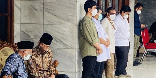 Jokowi dan Gibran Melayat ke Rumah Duka Almarhum Miyono di Solo