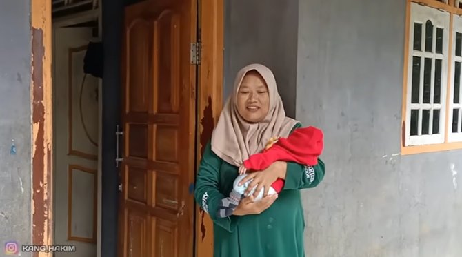 selalu rukun tinggal di tengah hutan istri kiai ini mengaku miliki 17 anak