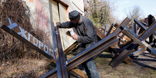 Tolak Tinggalkan Kiev, Anggota DPR Ukraina Pilih Angkat Senjata Lawan Rusia
