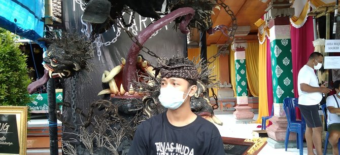 perajin ogoh ogoh dari masker dan arang