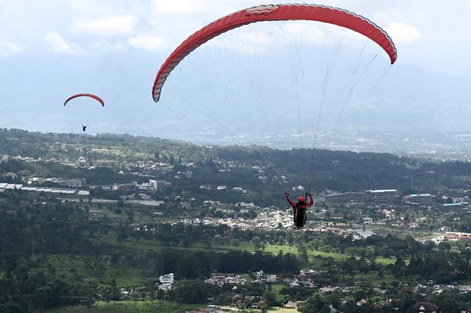 uji adrenalin terbang dengan paralayang di bogor