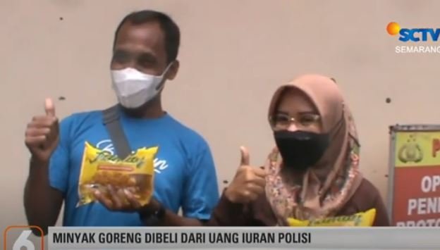 polsek grobogan beri hadiah minyak goreng bagi warga yang vaksin