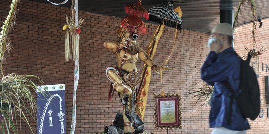 Sambut Nyepi, Patung Ogoh-Ogoh Hiasi Stasiun Tebet