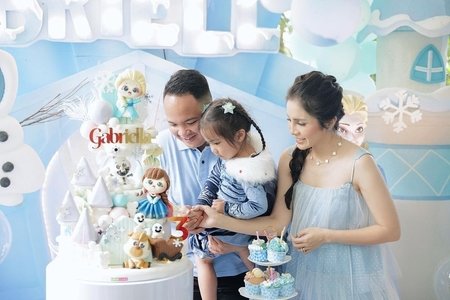 mewah bertema frozen ini potret ulang tahun ke 3 gabriella anak momo geisha