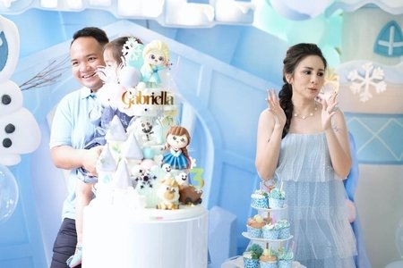mewah bertema frozen ini potret ulang tahun ke 3 gabriella anak momo geisha