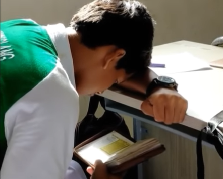 siswa sedang baca alquran