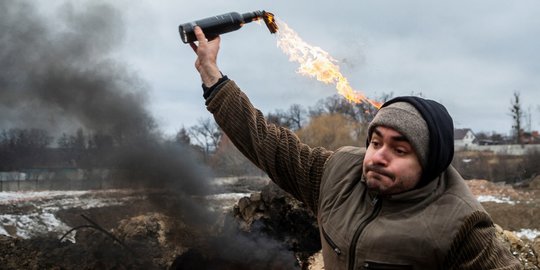 Lawan Rusia, Warga Ukraina Latihan Melempar Bom Molotov