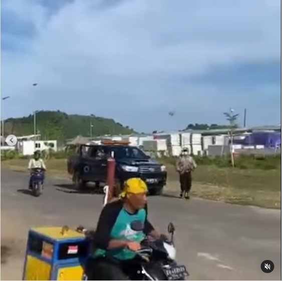 deretan tingkah si gundul yang viral di sosmed terbaru jualan cilok di mandalika