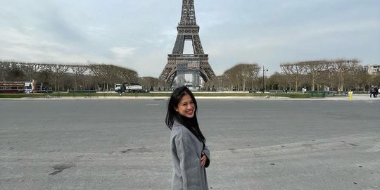 Potret Tyna Dwi Jayanti Liburan ke Paris, Gaya Kecenya Banyak Dipuji