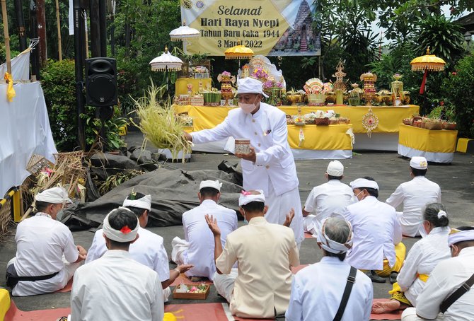 tawur agung kesanga jelang nyepi di pura amrta jati cinere