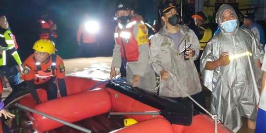 319 Rumah di Singkil Manado Kebanjiran, Warga Dievakuasi Pakai Perahu Karet