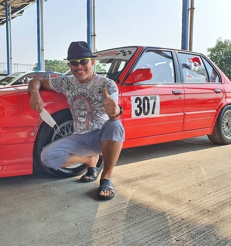 komjen nanan soekarna saat di sirkuit balap