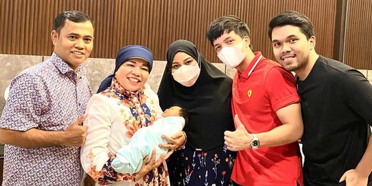 Momen Haji Faisal dan Istri Jenguk Anak Atta, Ini Potret Oma Gala Gendong Baby Ameena