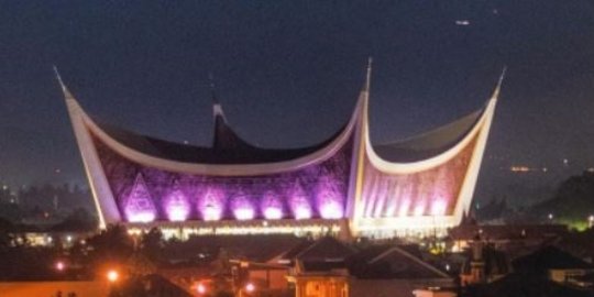 Melihat Lebih Dekat Kemegahan Masjid Raya Sumbar Malam Hari, Desain Terbaik Dunia