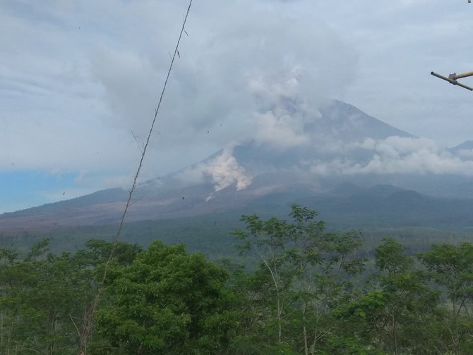 gunung semeru kembali luncurkan awan panas guguran