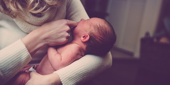 ПРОВЕРКА ФАКТА: Это неправда, что на коже новорожденного появляются волдыри из-за вакцины матери от Covid-19.