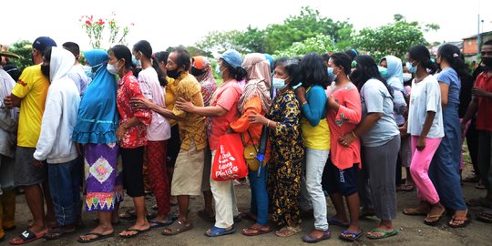 Antrean Warga Serbu Pembagian Beras dan Minyak Goreng di TPU Malaka