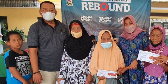 Warga Banyuwangi Terima Bansos Sembako Rp600 Ribu