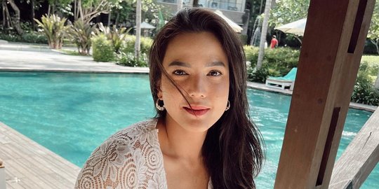 Potret Cantik Alice Norin Kenakan Pakaian Adat Bali, Penampilannya Mencuri Perhatian