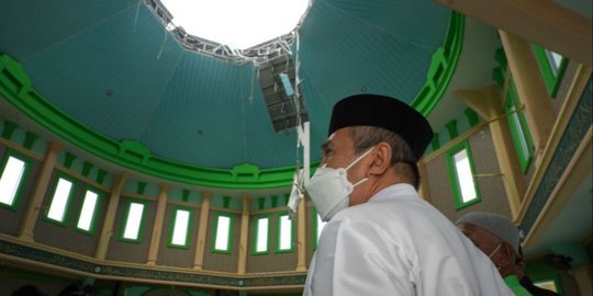 Dampak Angin Puting Beliung, Kubah Masjid di Pekanbaru 'Terbang'