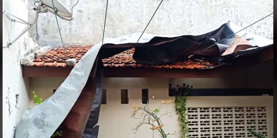 Angin Kencang di Jabodetabek, Atap Rumah Terbang