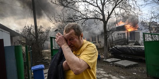 Tangis Warga Ukraina Rumahnya Dihantam Rudal