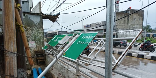 Angin Kencang di Bekasi, Pemotor Meninggal Tertimpa Rambu Petunjuk Jalan