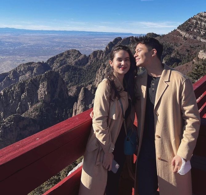 fero walandouw dan steffi zamora rayakan natal bersama di new york ini 4 potretnya