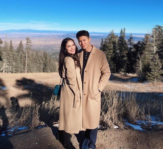 fero walandouw dan steffi zamora rayakan natal bersama di new york ini 4 potretnya