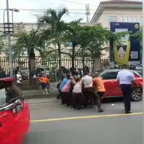 mobil parkir di rel kereta api digeser warga