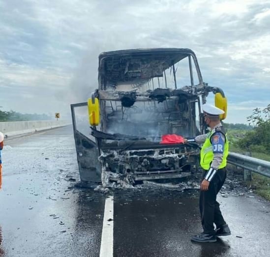 bus terbakar di jalan tol malang pandaan
