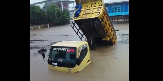 2 Rumah Hanyut Diterjang Banjir di Barru Sulsel, Bak Drump Truk Terangkat
