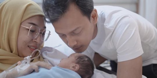 Fedi Nuril Dikaruniai Anak Ke-3, Ini 5 Foto Bayinya yang Lucu Bernama Kay Mahdi Nuril