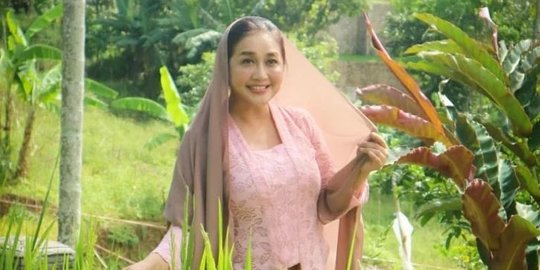 Pesona Paramitha Rusady Pose Kece di Sawah, Dipuji Cantik dan Awet Muda