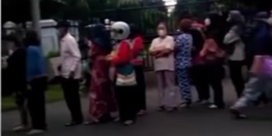 Viral Ibu-Ibu Antre Beli Minyak Goreng di Pesanggrahan, Datang dari Jam 4 Subuh