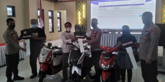 Girangnya Pedagang Cendol dan Petani Ikan Dapat Motor Usai Disuntik Vaksin Covid-19