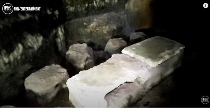 unik satu keluarga pernah tinggal di rumah terbuat dari batu di tengah hutan