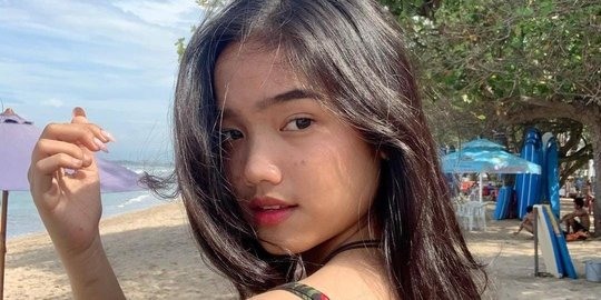 Foto Lawas Fuji di Pantai Disorot, Dipuji Amat Cantik dan Dibilang Mirip Kim Tae Ri
