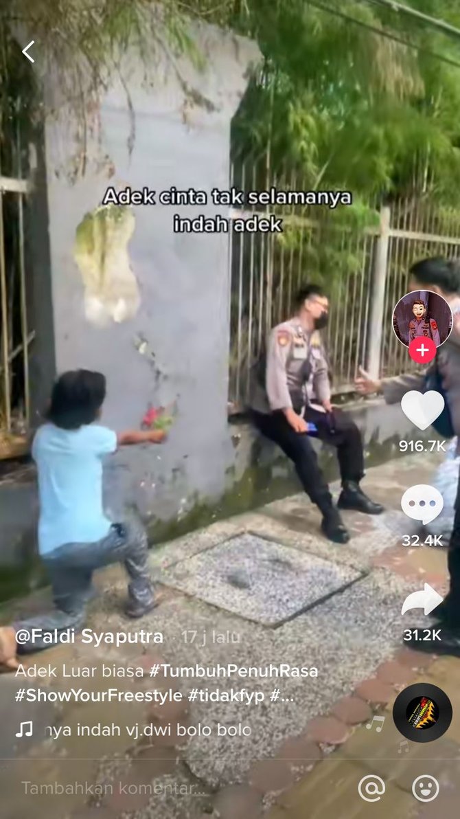 aksi bocah berlutut beri bunga di depan polisi