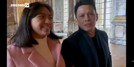 Cantik Banget, Ini 5 Potret Alleia Anak Ariel Noah Tampil Pakai Coat Pink di Paris